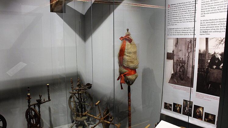 Spinnräder, Weifen und ein Rocken samt Informationstafeln  Foto: Evi Seeger