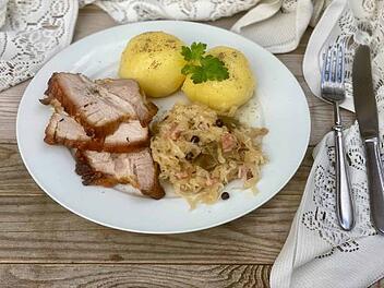 Traditioneller Krustenbraten mit Sauerkraut