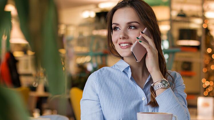Telefonisch nachhaken ist persönlicher, als per Email.