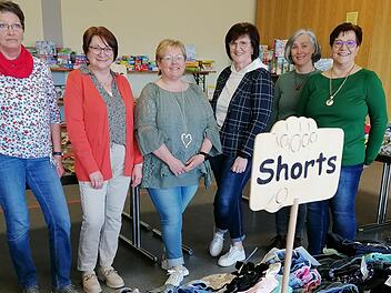 Die Gründerinnen des  Oberbacher Kinder-Second-Hand-Basars trafen sich anlässlich der 55. Auflage des Basars: (von links) Monika Büttner, Gabi Nüchter,  Ellen Hüther, Anita Baumeister, Irmgard Kleinhenz und Manuela Dziadek. Foto: Evelyn Schneider