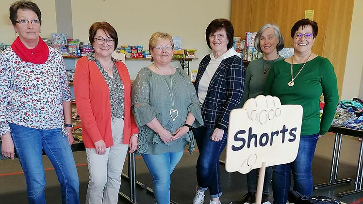 Die Gründerinnen des  Oberbacher Kinder-Second-Hand-Basars trafen sich anlässlich der 55. Auflage des Basars: (von links) Monika Büttner, Gabi Nüchter,  Ellen Hüther, Anita Baumeister, Irmgard Kleinhenz und Manuela Dziadek. Foto: Evelyn Schneider