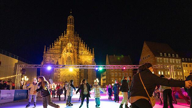 Vom 31. Januar bis zum 9. März 2025 kannst du zur Nürnberger Winterwelt wieder Eislaufen am Hauptmarkt.