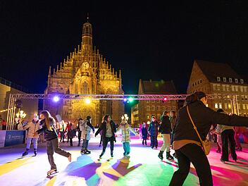 Vom 31. Januar bis zum 9. März 2025 kannst du zur Nürnberger Winterwelt wieder Eislaufen am Hauptmarkt.