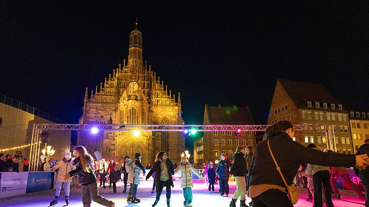 Vom 31. Januar bis zum 9. März 2025 kannst du zur Nürnberger Winterwelt wieder Eislaufen am Hauptmarkt.