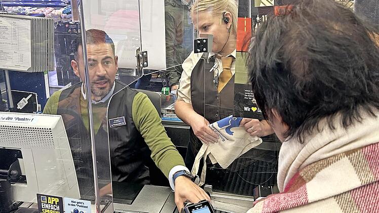 Coburgs Dritter Bürgermeister Can Aydin setzte sich eine Stunde lang an die Supermarktkasse. Die Umsätze, die in dieser Zeit zusammenkamen, gingen als Spende an den Kinderschutzbund Coburg.