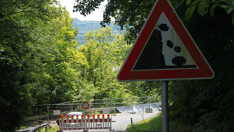 Die Kreisstraße LIF 7 am Fuß des Banzbergs bleibt bis auf weiteres für den gesamten Verkehr gesperrt.
