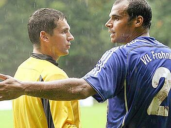 Heute Obmann der Schiedsrichtergruppe Kulmbach, leitete Udo Konstantopoulos - hier im Gespräch mit dem damaligen Frohnlacher Spieler und jetzigen Trainer Stefan Braungardt - bis 2010 Spiele in der Fußball-Bayernliga. Foto: Albert Höchstädter