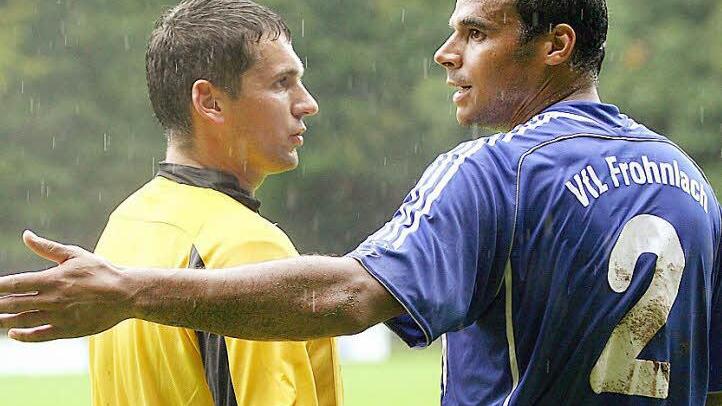 Heute Obmann der Schiedsrichtergruppe Kulmbach, leitete Udo Konstantopoulos - hier im Gespräch mit dem damaligen Frohnlacher Spieler und jetzigen Trainer Stefan Braungardt - bis 2010 Spiele in der Fußball-Bayernliga. Foto: Albert Höchstädter