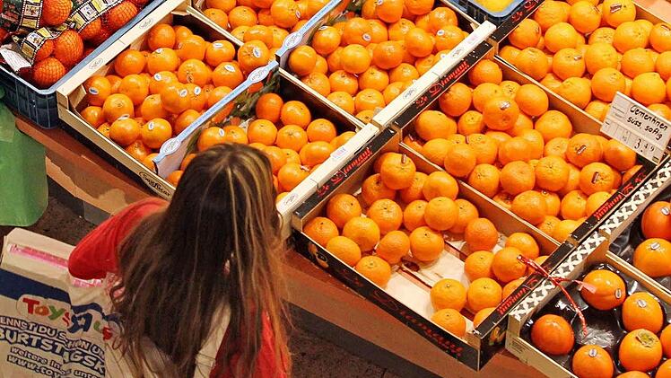 Orangen und Mandarinen im Supermarkt. Symbolfoto: Jan Woitas, dpa