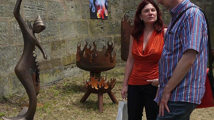 Ein optimaler Ort, um seine Kunst auszustellen, ist die Grabenmauer.  Fotos: Pauline Lindner