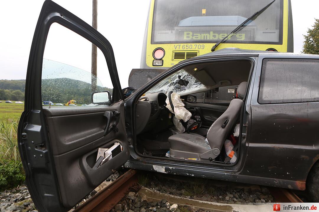 Zug erfasst Auto im Kreis Haßberge