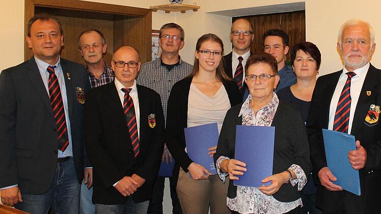 Etliche DLRG-Mitglieder wurden am Freitagabend für ihre langjährige Mitgliedschaft geehrt. Hier mit dem Vorsitzenden der DLRG Ebern, Rudi Rath (rechts), dem stellvertretenden Bezirksvorsitzenden Uwe Müller (dritter von links) und der weiteren Vorstandschaft.