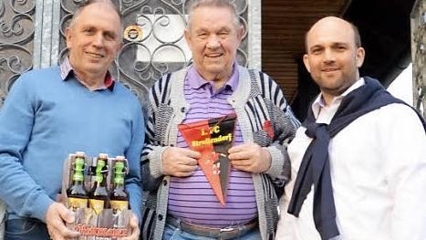 Von links: Richard Rödel, das neue Ehrenmitglied des 1. FC Strullendorf Siegfried Bergmann und Christian Neundörfer Foto: Andrea Spörlein