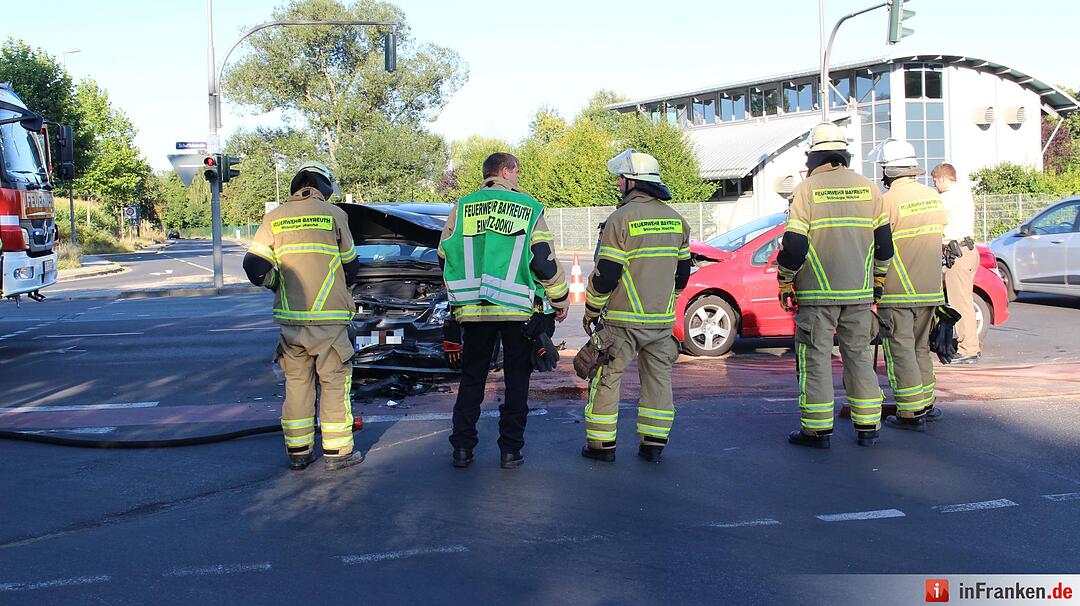 Frontalcrash zweier Pkw im Kreuzungsbereich - Beide Fahrerinnen schwer verletzt