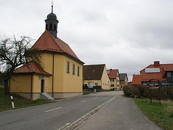 In Karbach sollen in diesem Jahr Straßennamen eingeführt werden. Die Vorschläge wurden in der Bürgerversammlung diskutiert. Unser Bild zeigt den Ortseingang des Rauhenebracher Gemeindeteils, aus Richtung Untersteinbach kommend.  Foto: Sabine Weinbeer
