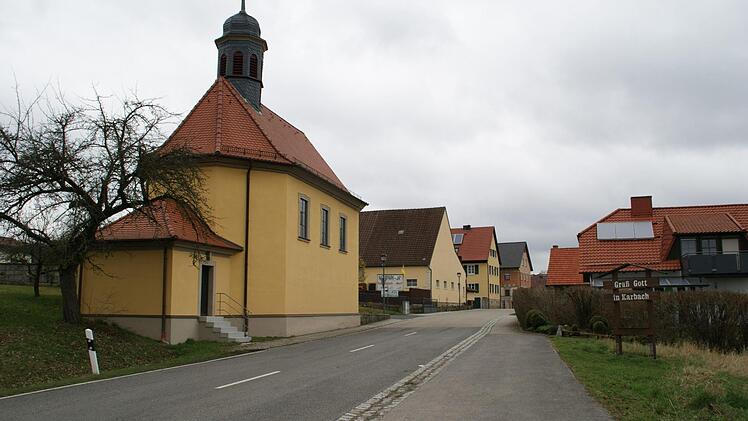 In Karbach sollen in diesem Jahr Straßennamen eingeführt werden. Die Vorschläge wurden in der Bürgerversammlung diskutiert. Unser Bild zeigt den Ortseingang des Rauhenebracher Gemeindeteils, aus Richtung Untersteinbach kommend.  Foto: Sabine Weinbeer