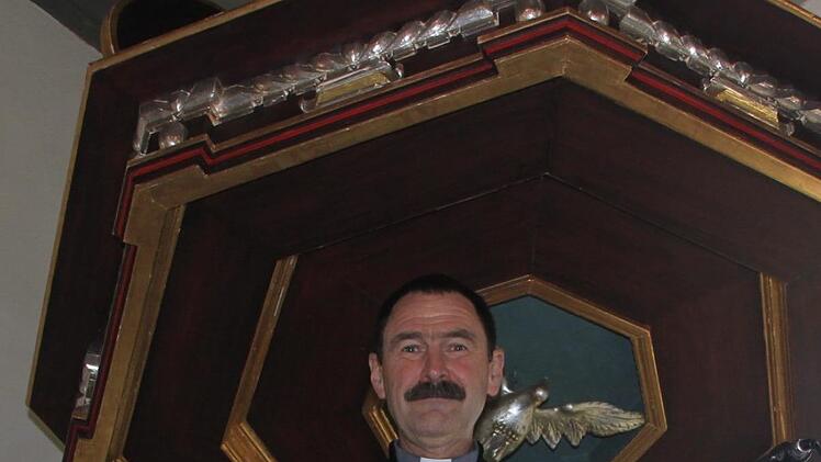 Dekan Jürgen Blechschmidt auf der Kanzel der Rügheimer Dekanatskirche