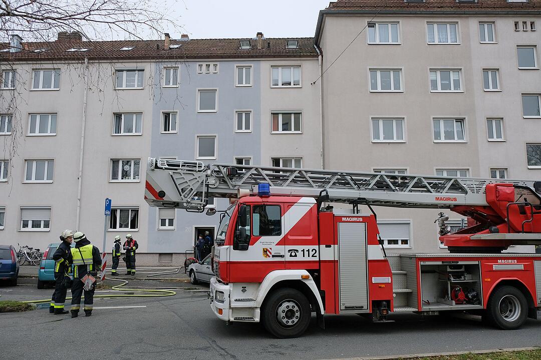 Drei Verletzte bei Zimmerbrand in Mehrfamilienhaus
