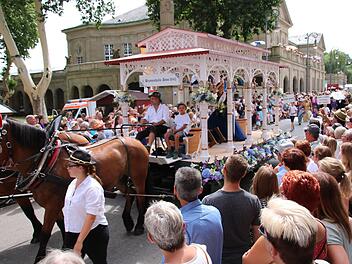 Der Wagen der Quellenkönigin vor dem Regentenbau. Foto: Ralf Ruppert