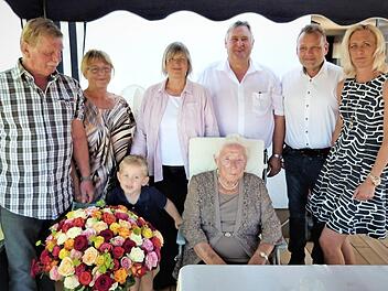 Marianne Eilert (vorne, mit Urenkel Maximilian) mit (von links) Schwiegersohn Wolfgang Kohl, Tochter Brunhilde Kohl, Pfarrerin Almut Weisensee, Enkel Daniel Kohl und dessen Ehefrau Sabine.  Foto: Werner Reißaus