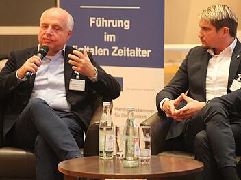 Markus Klimmer (links), hier im Teilausschnitt eines Bildes neben Unternehmer Michael Limmer, sprach im Nachgang der Veranstaltung noch über verschiedenste Aspekte der Digitalisierung. Foto: Markus Häggberg