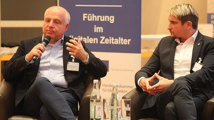 Markus Klimmer (links), hier im Teilausschnitt eines Bildes neben Unternehmer Michael Limmer, sprach im Nachgang der Veranstaltung noch über verschiedenste Aspekte der Digitalisierung. Foto: Markus Häggberg