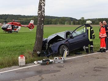 Bei einem Unfall im Landkreis Ansbach am Sonntag wurden ein Vater (51) und sein Sohn (10) verletzt. Der Sohn wurde so schwer verletzt, dass er per Rettungshubschrauber nach N&uuml;rnberg gebracht werden musste. Foto: NEWS5 / Haag