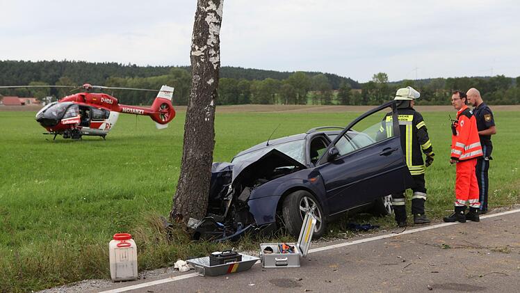 Bei einem Unfall im Landkreis Ansbach am Sonntag wurden ein Vater (51) und sein Sohn (10) verletzt. Der Sohn wurde so schwer verletzt, dass er per Rettungshubschrauber nach N&uuml;rnberg gebracht werden musste. Foto: NEWS5 / Haag