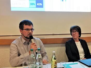 Florian Wilm, hier mit Gemeinderätin Anita Haub, antwortete auf alle kritischen Fragen. Foto: Sigismund von Dobschütz