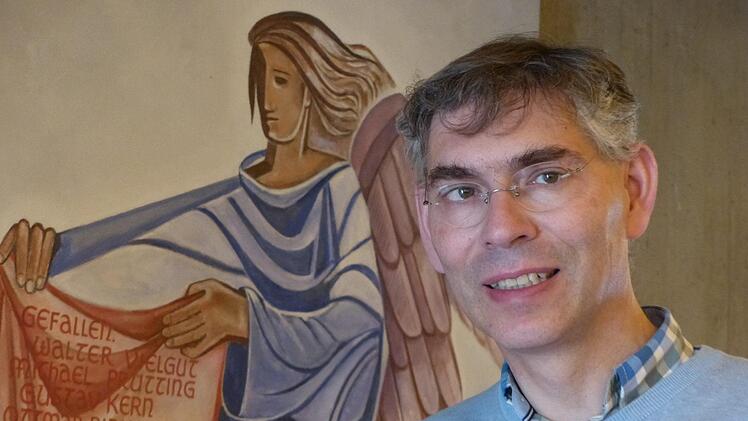 Der Engel zum Gedenken an im Zweiten Weltkrieg umgekommene Angehörige von Pfarreimitgliedern steht für Pfarrer Christian Muschler für ein Stück Geschichte der Kirchengemeinde.  Foto: Pauline Lindner