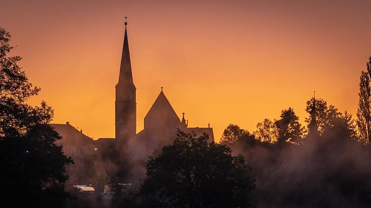 Mystisches Licht um die Stadtpfarrkirche Foto: Ralf Bauer