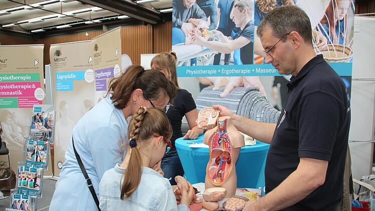 René Haase von der Johannesbad Akademie in Bad Elster, die Ergo- und Physiotherapeuten ausbildet, vermittelt den jungen Leuten an einem Körpermodell anatomische Grundkenntnisse. Stephan Stöckel