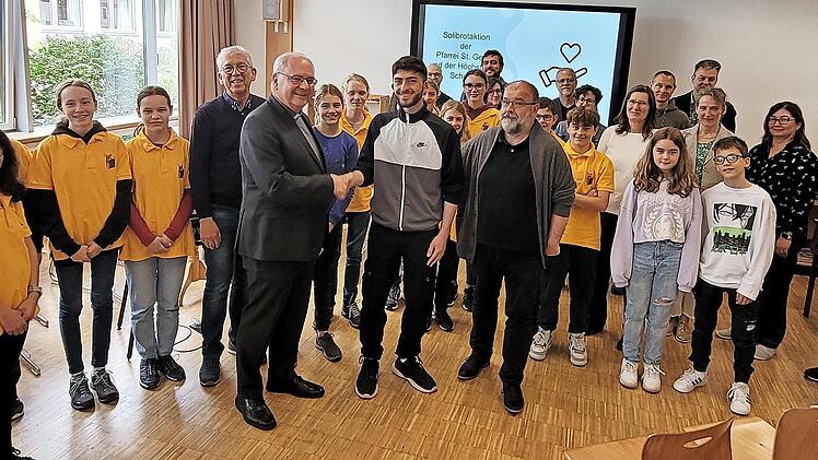 Kilian Kemmer dankte zusammen mit Schulleitern. Lehrern und Schülern dem aus Syrien stammenden Schüler Haidar Mannan und Pfarrgemeinderat Günther Dalles für die Organisation der Soli-Brotaktion.