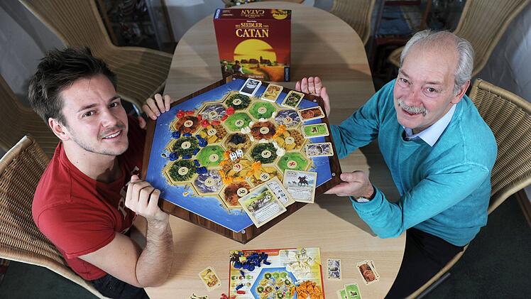 Der 2023 verstorbene Spieleautor Klaus Teuber (rechts) erfand das Brettspiel "Die Siedler von Catan", sein Sohn Benjamin (Bild) ist nun an der Produktion der Netflix-Adaptionen beteiligt.