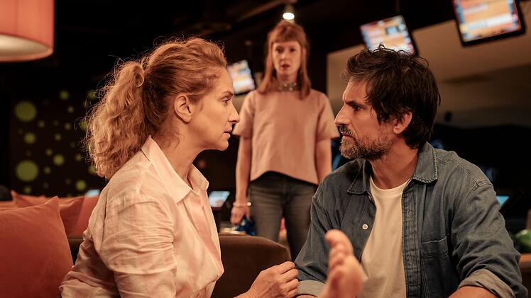 Anya (Sarah Bauerett) merkt, dass es zwischen ihrer Wingwoman Caro (Chiara Schoras) und ihrem Auserw&auml;hlten Marc (Tom Beck) immer wieder knistert.