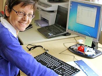 Hannelore Körner, Kassier beim mittlerweile größten Verein im Landkreis, dem TV Ebern, weiß aus Erfahrung, wie viele Veränderungen sich im Verlauf eines Jahres in der Mitgliederstatistik ergeben. Fotos: Ralf Kestel