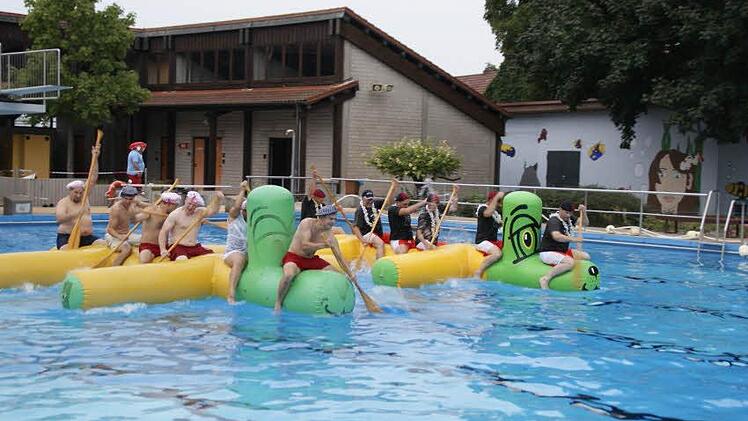 Ein Riesenspaß war das Doggy-Wettpaddeln im Eltmanner Freibad am Samstag des Kinosommers. Im großen Schwimmbecken lieferten sich die Teams heiße Gefechte. Fotos: Sabine Weinbeer