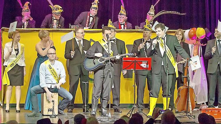 "Was der Kastner kann, kann ich auch" singen das Trio "Don Promillo" und die versammelten Kandidaten für die Oberbürgermeister-Wahl bei der 33. Prunksitzung der coburger Narrhalla im kongresshaus.Fotos: Albert Höchstädter