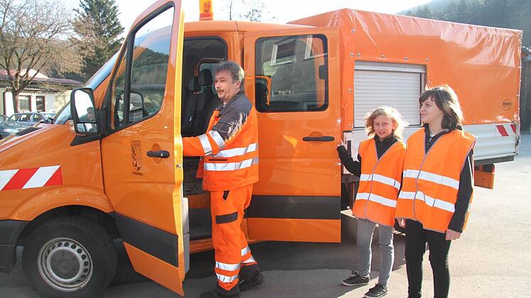 Jetzt geht's mit Hans-Günter Dörfler auf große Tour - beim Girl's Day schauen Leonie Plaster (11) und Johanna Goller (12), was ein Straßenwärter so alles macht. Aber im Kreisbauhof in Leuchau hat es noch nie einen weiblichen Azubi gegeben.