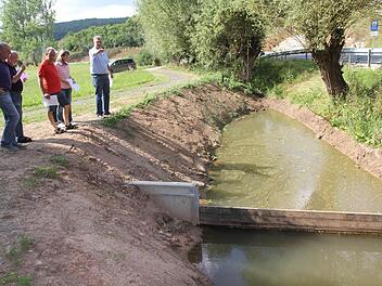 Das kleine Rückhaltebecken am Mühlsee zwischen Unter- und Obermerzbach wurde im Zuge des Straßenbaus angelegt und dient dem Rückhalt von Wassermengen hat aber auch für den Mühlbachsee eine Reinigungsfunktion, erklärte Bürgermeister Helmut Dietz (rechts) den Mitgliedern des Bauausschuss.  Foto: Helmut Will