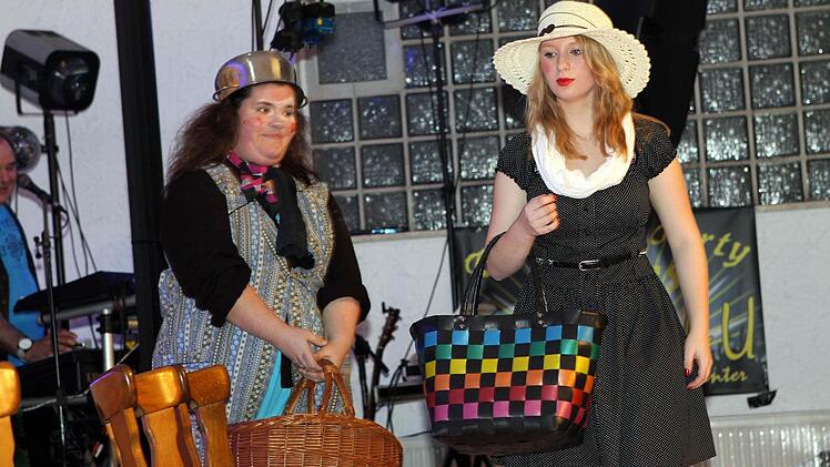 Beide genossen das Leben in vollen Zügen bei einer Fahrt mit der Deutschen Bundesbahn: die Stadtfrau Karina Löffler (links) und das "Bauernmadla" Yvonne Bäz.