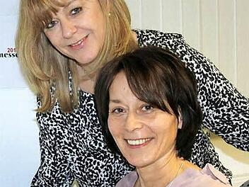 Ute Flender (links) und Ulrike Schulz organisieren die Rennsteigmesse mit. Foto: Veronika Schadeck