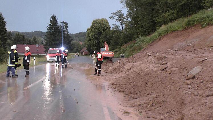 Bei Schweinshaupten-Stöckach schwemmte der Starkregen in Sekunden die Erdhaufen des Radwegebaus über die Straße. Foto: Christian Licha