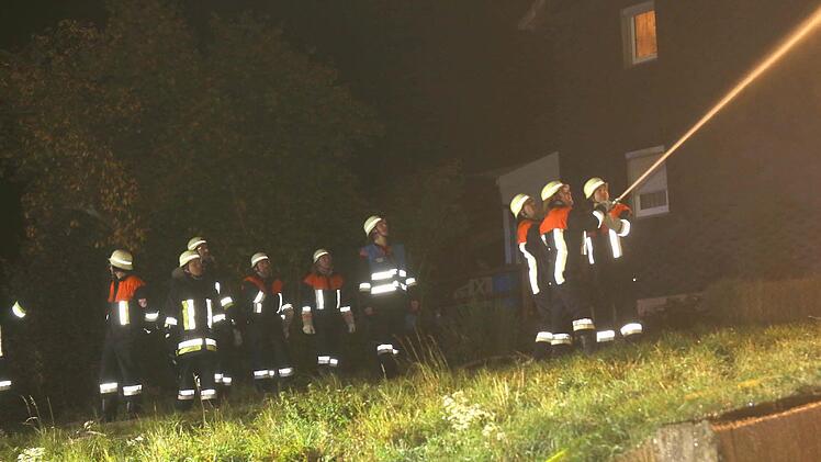 In Grub am Forst (Landkreis Coburg) brannte in der Nacht auf Montag ein Mehrfamilienhaus. Foto: Michael Stelzner