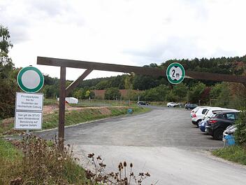 Der Parkplatz an der Sonneberger Straße wurde bereits erweitert. Nun soll auch die Sonneberger Straße selbst wieder zum Parken freigegeben werden, aber nur für Pkw.