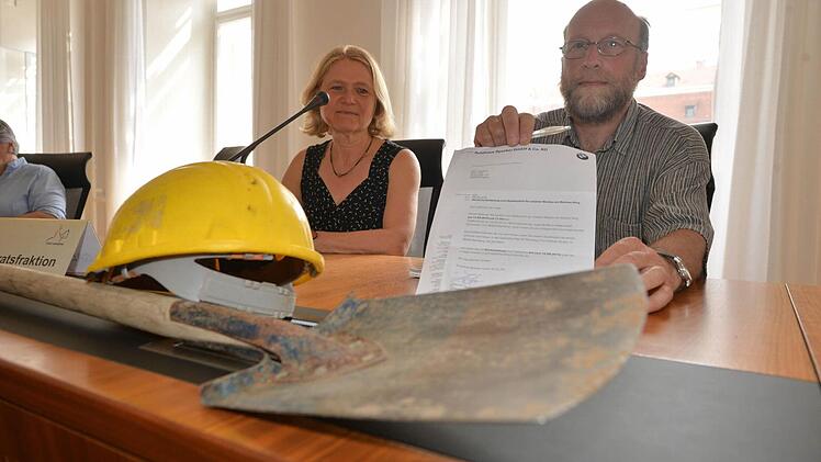 Symbolischer Protest gegen eine verfrühte Einladung: GAL-Stadträte Peter Gack und Ursula Sowa erschienen mit Spaten im Rathaus.