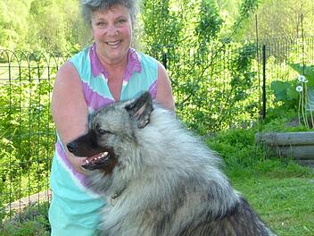 Anja-Susanne Kleiber mit ihrem Wolfsspitz Cliff  Fotos: Werner Oetter