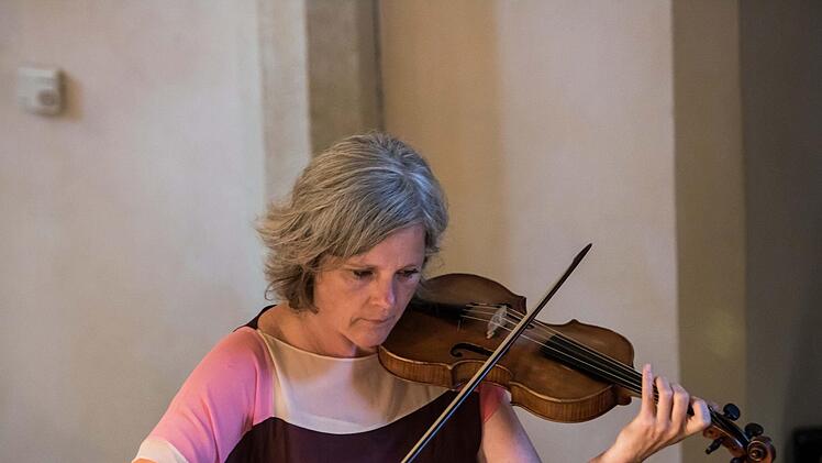 Veronika Skuplik (Foto) und Christoph Lehmann zogen das Publikum mit ihrer feinsinnigen Musikalität in Bann. Foto: Jochen Berger