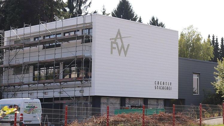 In ihre neue eigene Produktionsstätte zieht die AFW Creativ-Stickerei derzeit von Mannsflur nach Marktleugast um. Fotos: Klaus Klaschka