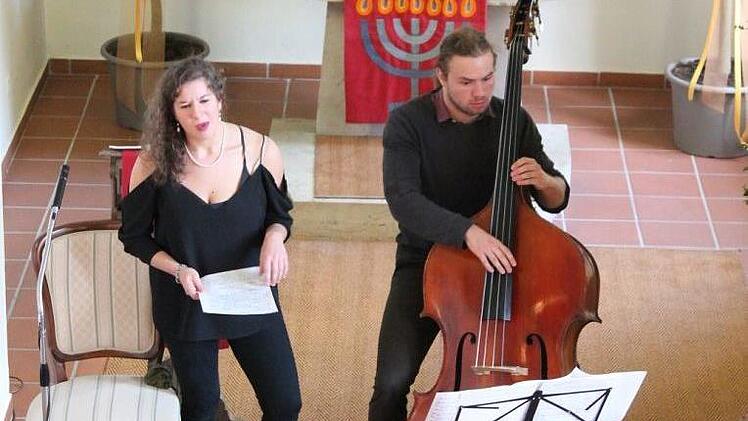 Das Geschwisterpaar Milena Böhm (Cello und Sopran) und Justus Böhm (Kontrabass) aus Breitbrunn erfreute mit klassischen und zeitgenössischen Weisen. Unser Bild zeigt die Beiden beim Vortrag des Stücks "Youkali" von Kurt Weil.